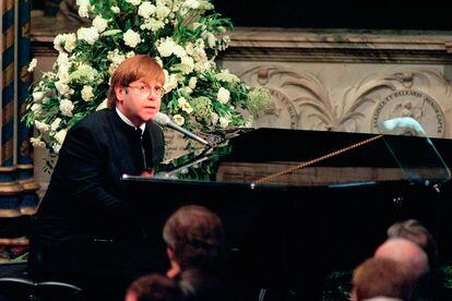 Elton John interpretando 'Candle in the wind' en el funeral de Diana.