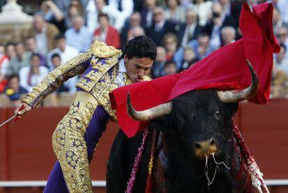 Oliva Soto en el segundo toro de la tarde, al que cortó una oreja.