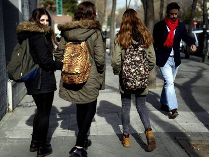 Unas chicas j&oacute;venes, de espaldas, en una calle de Madrid. 
