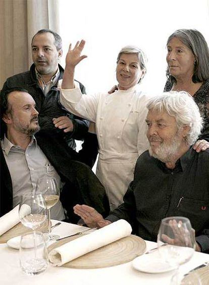 La chef Toñi Vicente departe con un grupo de comensales, entre ellos, Xosé Manuel Beiras (a la derecha).