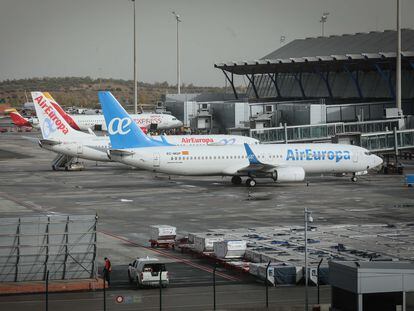 Dos aeronaves de la empresa Air Europa en la T- 4 del aeropuerto de Barajas, en Madrid.