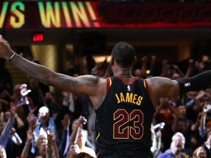 LeBron celebra su canasta ganadora ante Toronto.