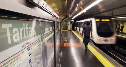 Panel de tarifas de 2011 en una estaci&oacute;n de metro.