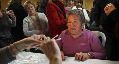 Una mujer se presta a pruebas de ADN. Fotograf&iacute;a premiada con el galard&oacute;n Andaluc&iacute;a de Periodismo.