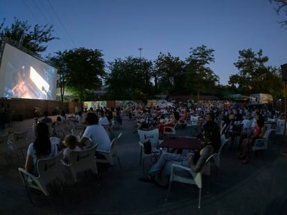 Una sesión del cine de verano La Bombilla, en julio de 2021.