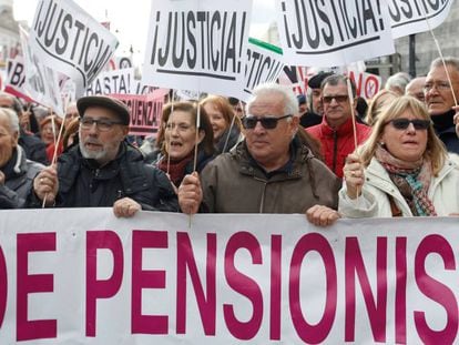 Cabecera de la manifestación por la subida de las pensiones en Madrid. 