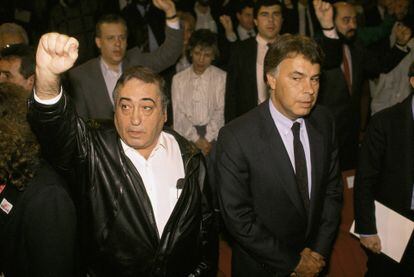 UGT celebra su centenario, el 18 de abril de 1988. Nicolás Redondo, su secretario general, junto a Felipe González.