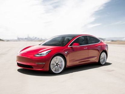 Le pillan “in fraganti” rayando un Tesla Model 3 gracias al modo centinela (vídeo)
