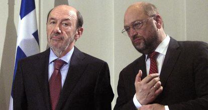 Alfredo Pérez Rubalcaba y el presidente del Parlamento Europeo, Martin Schulz, hoy en París.