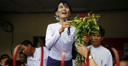 Aung San Suu Kyi pronuncia un discurso ante la sede de su partido.