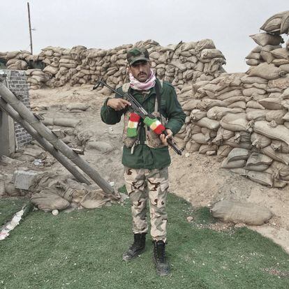 Hiwa Omar, de Erbil (capital del Kurdistán iraquí) es un soldado peshmerga de 25 años. Posa para el retrato mientras vigila un punto de control en Gwer, a 30 km al sudeste de Mosul (Irak), el 24 de octubre. A unos 15 km al norte y este de Mosul se despliegan entre 10 y 15.000 peshmergas kurdos, encargados de protagonizar la primera etapa de la ofensiva final.