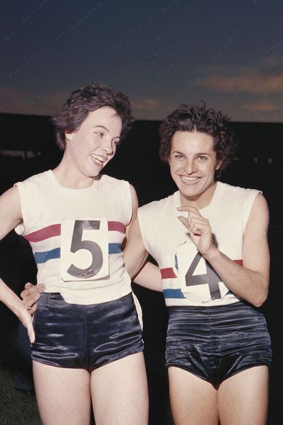 Anne Pashley y June Paul ganadoras de la plata en los 100 metros de Melbourne 1956 cuando las atletas ya vestían pantalón corto.