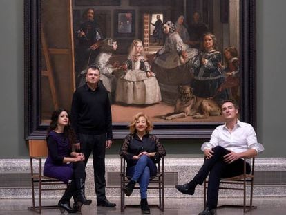 De izquierda a derecha, Mireia Aixalá, Ernesto Caballero, Carmen Machi y Francisco Reyes, posan ante 'Las meninas', de Velázquez, en el Museo del Prado.