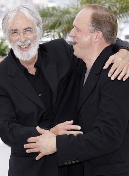 Michael Haneke (izquierda), con el actor Ulrich Tukur, ayer en Cannes.