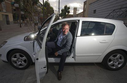 Juan Soler, alcalde de Getafe, con el nuevo coche que utiliza tras anunciar que subastará el de su predecesor, Pedro Castro.