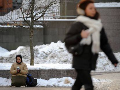 Una mujer pide dinero en una calle de Helsinki en enero de 2010.