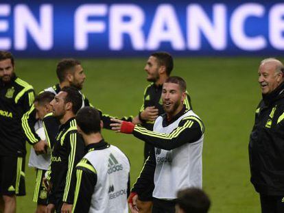 Del Bosque dirige a sus jugadores, en Oviedo.