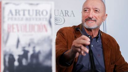 Arturo Pérez-Reverte, durante la presentación este lunes en Madrid de 'Revolución', su nueva novela.