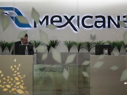 Un trabajador en los mostradores de Mexicana de Aviación en Ciudad de México, en 2010.
