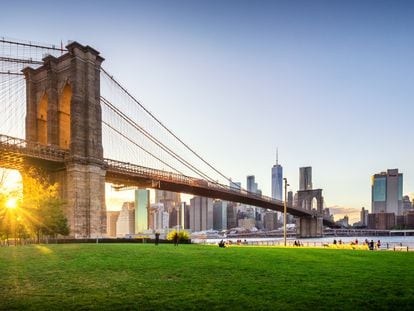 Vista del puente de Brooklyn y el Lower Manhattan al atardecer desde el Brooklyn Bridge Park.