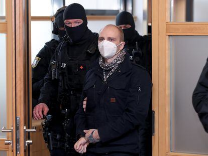 Stephan Balliet llega este lunes al juzgado del distrito alemán de Magdeburgo donde se le condena a cadena perpetua por el ataque antisemita que perpetró en 2019.