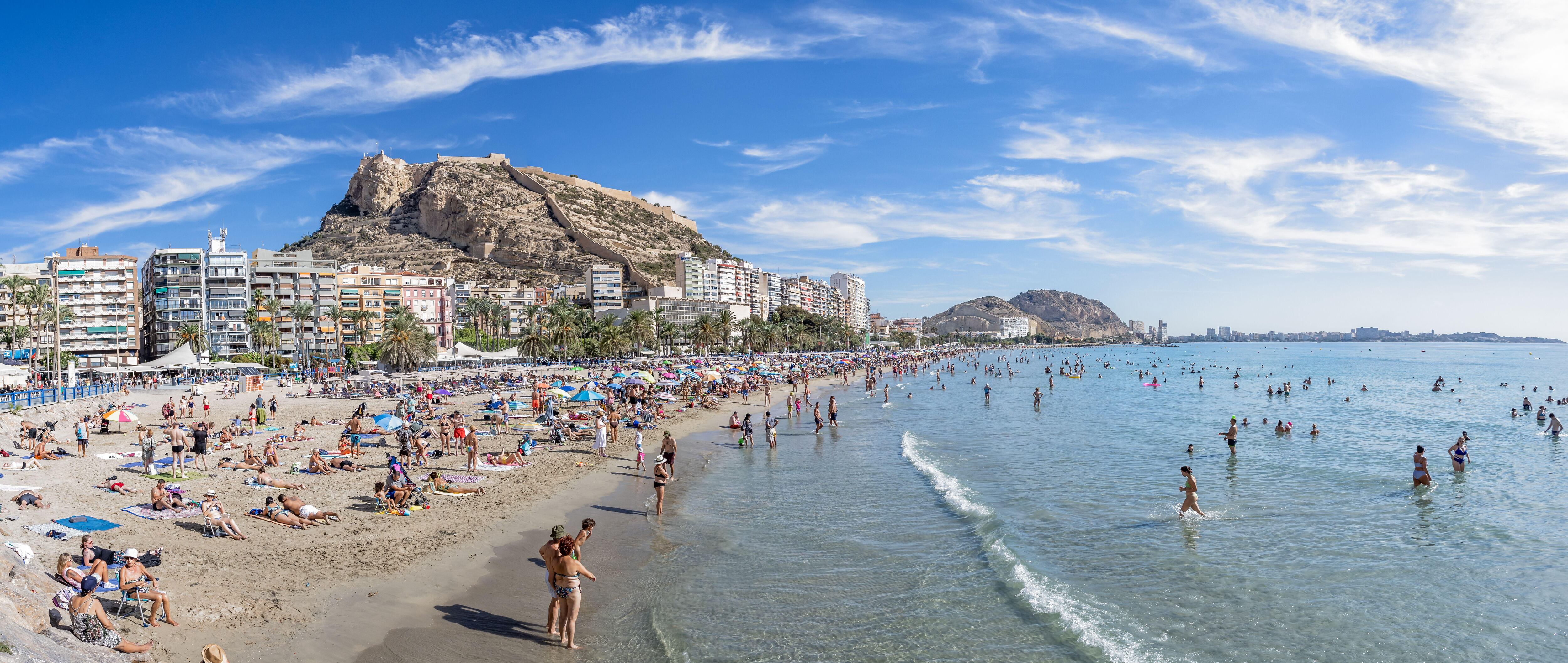 Vista panorámica de la playa de Alicante y el castillo de Santa Bárbara.