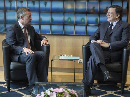 El presidente de la Comisión Europea, José Manuel Durao Barroso, conversa con el lehendakari, Iñigo Urkullu, durante su reunión en la sede de la CE en Bruselas.