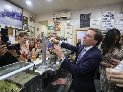 El Alcalde de Madrid, Jose Luis Martinez Almeida, la Vicealcaldesa, Begoña Villacís, acuden a la misa y al tradicional aperitivo de caracoles de la Fiesta de la Paloma. 