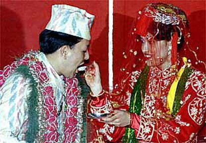 El rey de Nepal y su hija, la princesa Shruti, durante el matrimonio de ésta en 1997.