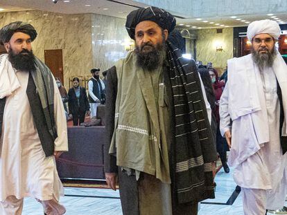 Abdulghani Baradar (centro), líder político de los talibanes, en una conferencia de paz afgana en Moscú, el 18 de marzo de 2021.