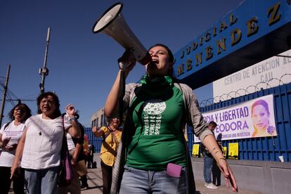FILE - Women demand the government free women prisoners who are serving 30-year prison sentences for having an abortion, outside court in San Salvador, El Salvador on Dec. 13, 2017. Abortion rights groups say President Nayib Bukele’s government has freed three Salvadoran women who were sentenced to 30 years in prison under the nation’s strict anti-abortion laws after suffering obstetric emergencies. Morena Herrera of the Citizen’s Group for the Depenalization of Abortion said late Friday, Dec. 24, 2021, that the group was told one woman would be set free. (AP Photo/Salvador Melendez, File)
