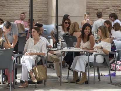 Varias personas en una terraza del centro de Murcia.