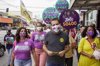 Guilherme Boulos, candidato del PSOL a alcalde hace campaña este jueves en su barrio de São Paulo.