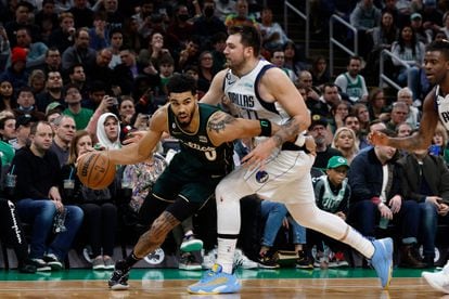 Jayson Tatum pugna por el balón con Luka Doncic durante el partido entre los Boston Celtics y los Dallas Mavericks esta semana.
