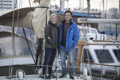 La Silvia i l'Albert viuen confinats al seu veler a la Marina de Badalona.