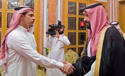 El príncipe Mohamed Bin Salmán (derecha) saluda a Saleh, uno de los hijos de Khashoggi.