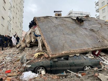 Un edificio colapsado tras el terremoto en Diyarbakir (Turquía).