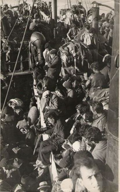 Sobre estas líneas, la repleta cubierta del buque Stanbrook durante la travesía de Alicante a Orán, en marzo de 1939.
