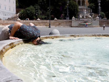 Un hombre mete la cabeza en una fuente en la Piazza del Popolo, este martes en Roma.