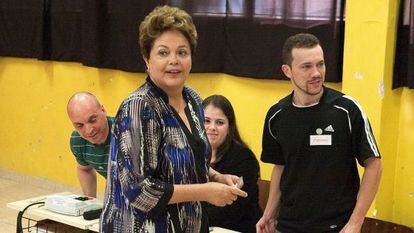 La presidenta Dilma Rousseff vota en un colegio de Porto Alegre.