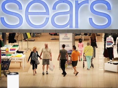 Clientes en una tienda de Sears en un centro comercial de Shaumbrug (Ilinois, EE UU)