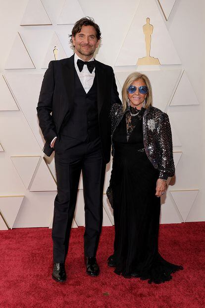 Bradley Cooper y su madre, Gloria Campano. El actor protagoniza la cinta nominada a mejor película En el callejón de las almas perdidas. 