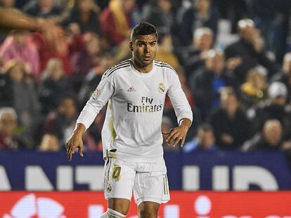 Casemiro, futbolista del Real Madrid, disputando un partido con su equipo.