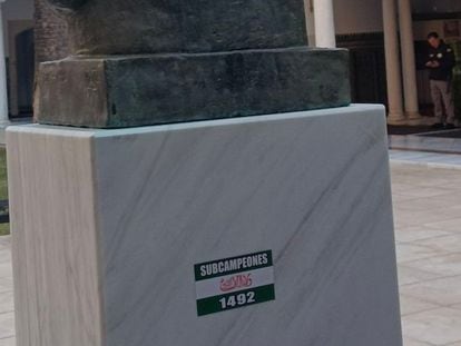 Pegatina islamófoba en el pilar del busto de Blas Infante en el Parlamento de Andalucía.