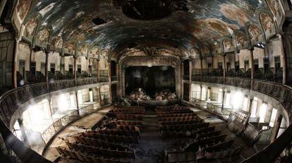 Panorámica del teatro en ruinas.
