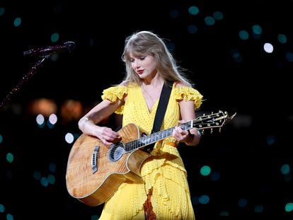 Taylor Swift toca la guitarra durante un concierto en Foxborough (EE UU), el pasado 19 de mayo.