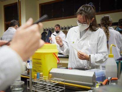 Estudiantes en un laboratorio de la Universidad de Granada.