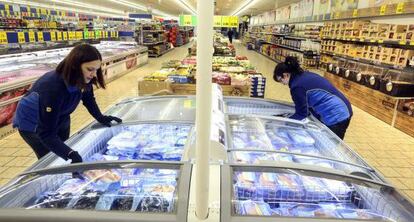 Dos empleadas reponen productos en un supermercado de Lidl en Madrid.