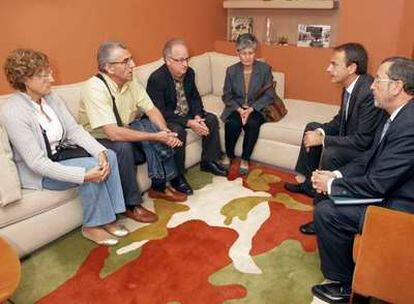 Zapatero, junto al embajador de España en Egipto Antonio López, durante la reunión que mantuvo hoy en El Cairo con los padres del matrimonio español desaparecido al hundirse el jueves en el mar Rojo el barco en el que viajaban