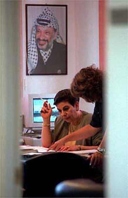 Hanan Ashraui (a la izquierda), fotografiada en su despacho con una ayudante.